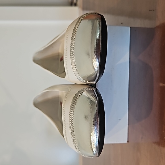 Prada white leather square toe flats, 1/2" heel. Size EU 39 look new - Picture 7 of 10